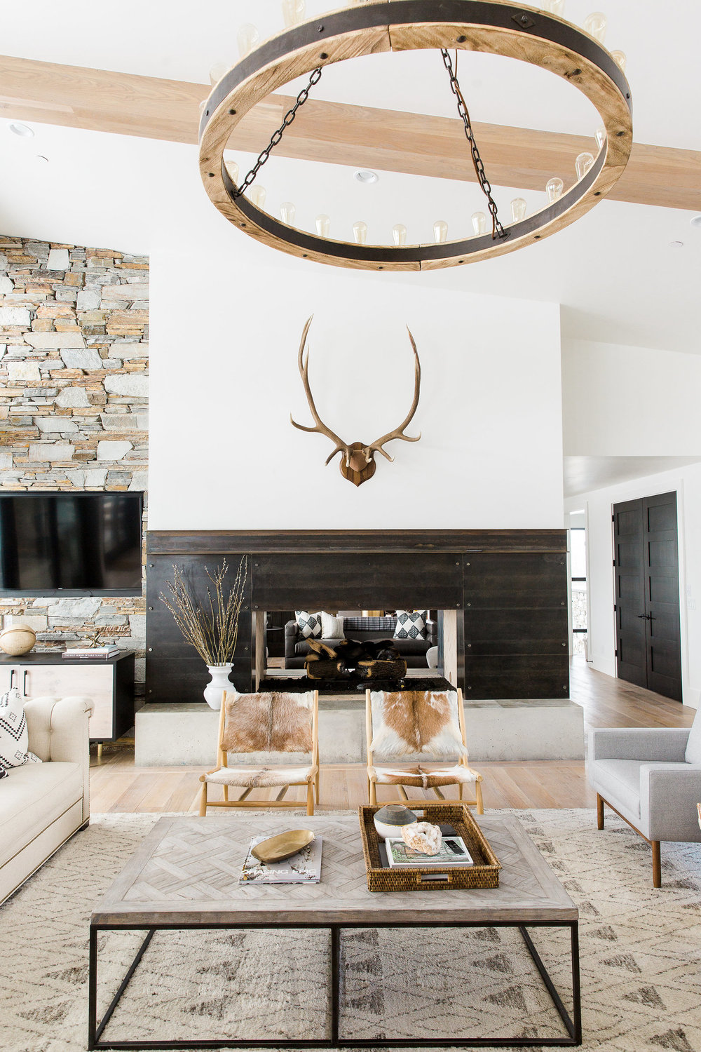 Living room with antlers above fireplace